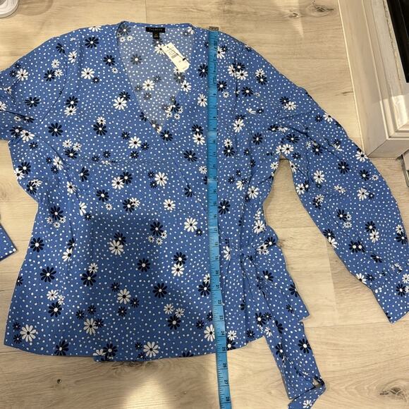 Talbots NWT wrap Blue Daisy Print long sleeves Blouse. - Picture 9 of 10
